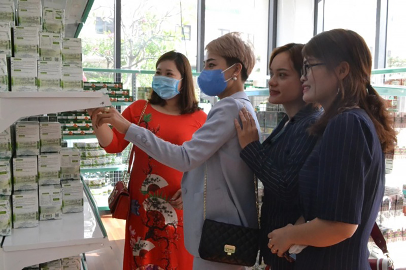 Khách tham quan thích thú xem các sản phẩm tại siêu thị NutriMart ngày đầu khai trương