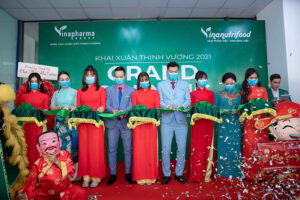 Lãnh đạo Tập đoàn Vinapharma Group cắt băng khai trương
