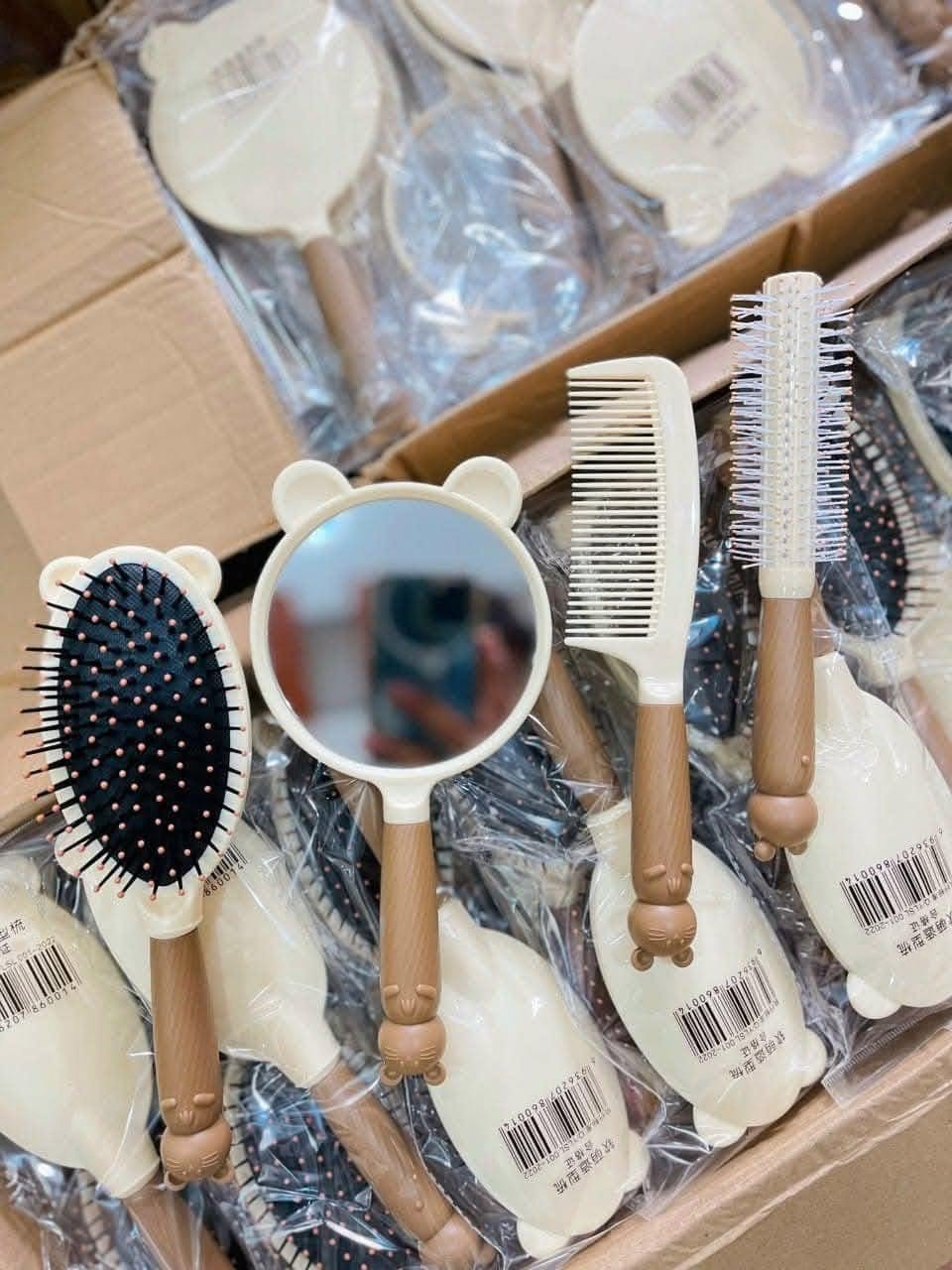 Bộ 4 Món Gương Và Lược Hình Gấu Dễ Thương