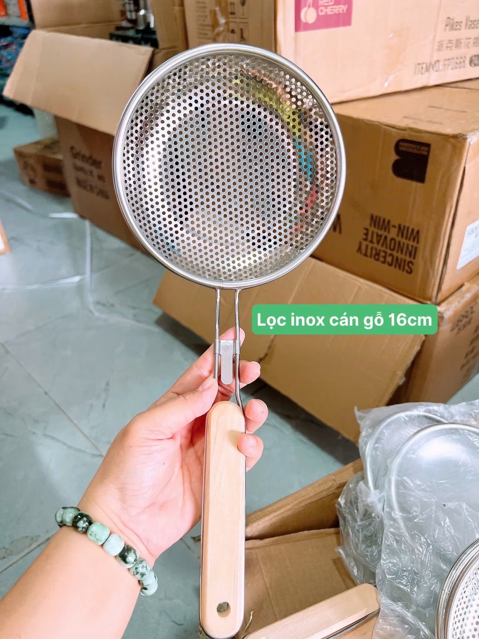 Vợt Lọc Cán Gỗ Lỗ To Bica 16cm Inox Cao Cấp