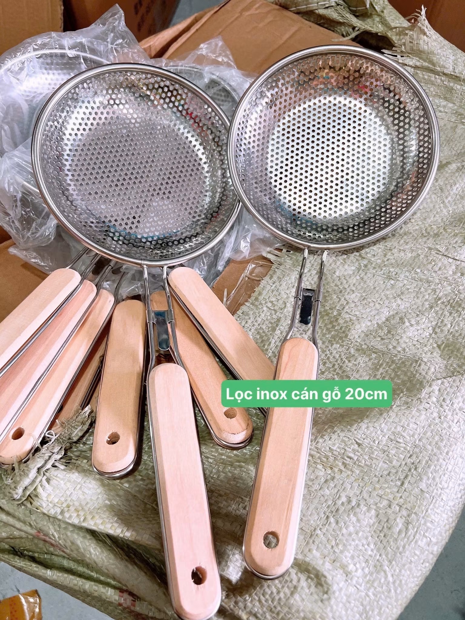 Vợt Lọc Cán Gỗ Lỗ To Bica 20cm Inox Cao Cấp